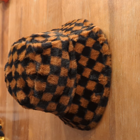 Checkerboard fuzzy Bucket hat - Picture 2 of 4